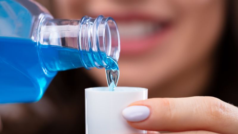 Một số lưu ý khi lựa chọn nước súc miệng lấy cao răng