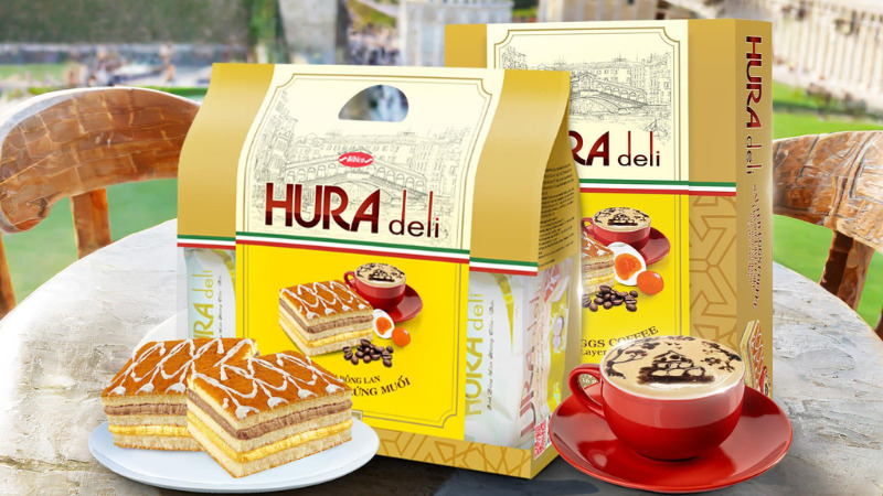 Bánh bông lan Hura Deli cà phê - trứng muối mang đến một trải nghiệm vị giác độc đáo và hấp dẫn