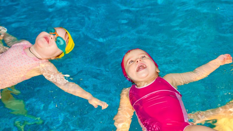 Trẻ đang bị viêm tai giữa không nên hạn chế bơi