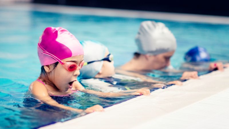 Trẻ đang mắc các bệnh đường hô hấp mạn tính không nên hạn chế bơi