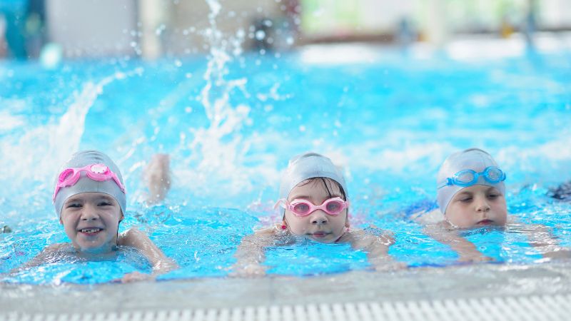 Trẻ bị viêm da dị ứng, bệnh chàm nên hạn chế bơi
