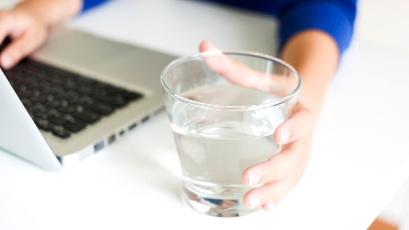 Uống đủ nước giúp làn da sạch khỏe hơn