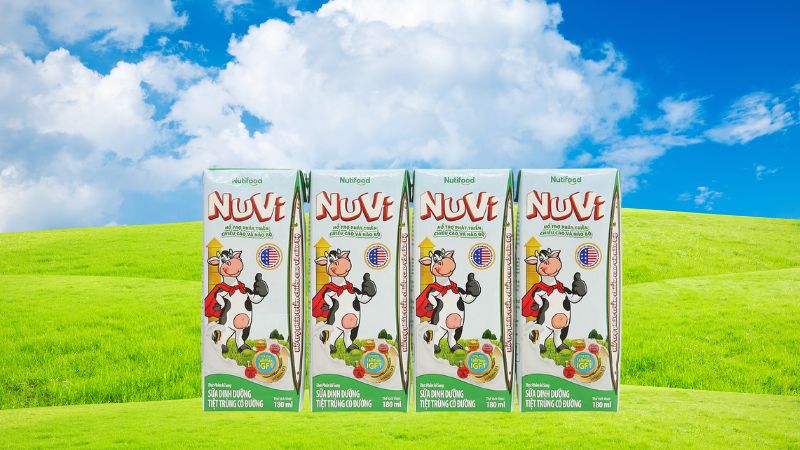 Sữa dinh dưỡng tiệt trùng Nuvi có đường hộp 180ml