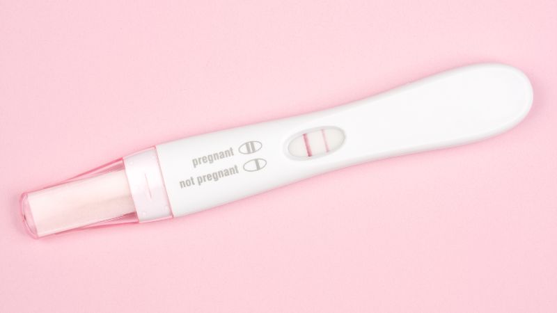 Nếu mẹ bị chậm kinh thì kết quả thử thai cũng có thể hiển thị 2 vạch mờ