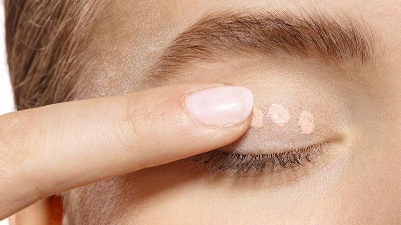 Kem lót mắt giúp tạo lớp nền mịn màng và giúp phấn mắt bám chặt hơn