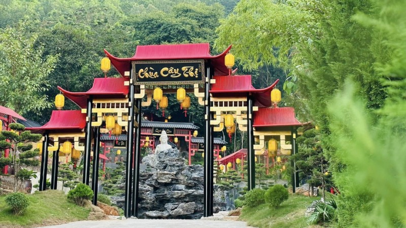 Lễ chùa đầu năm trong khung cảnh bình yên ở ngôi chùa cách Hà Nội 1 giờ đi xe