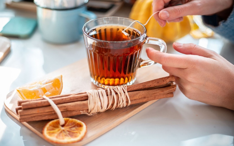 Uống trà quế trước khi đi ngủ có thể giúp tăng cường sự trao đổi chất và tiêu hóa thức ăn, từ đó giúp đốt cháy nhiều calo hơn