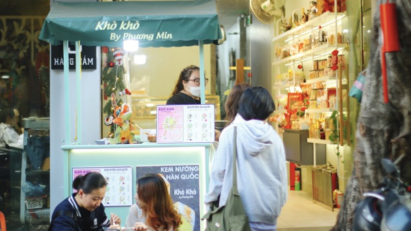 Trời Hà Nội se lạnh, thưởng thức kem nướng Hàn Quốc độc đáo tại Hoàn Kiếm