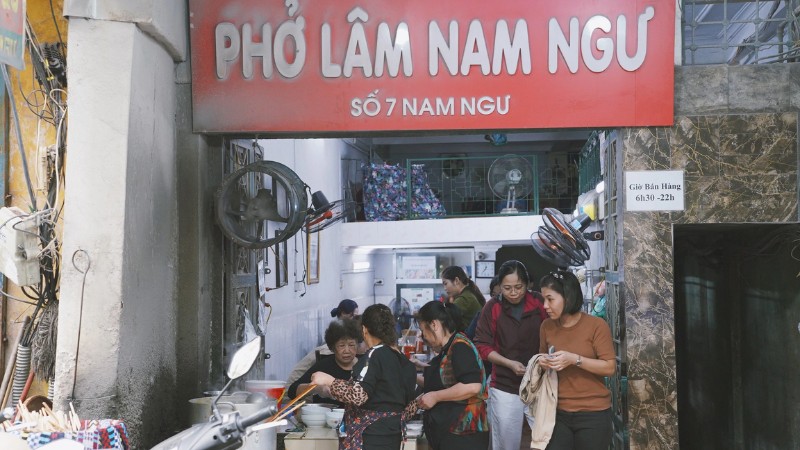 Thưởng thức phở gà gia truyền hơn 50 năm tuổi đông khách tại phố Nam Ngư