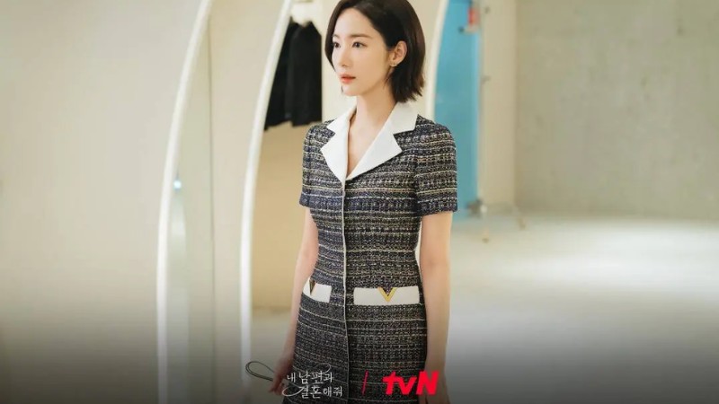 Váy ngắn vải tweed là một trong những item thời trang được Park Min Young yêu thích