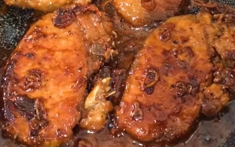 Honey-glazed pork chop ribs with a mouthwatering glaze