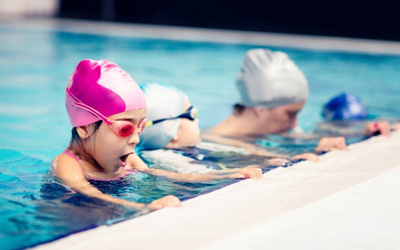 Những lưu ý khi cho trẻ học bơi lần đầu