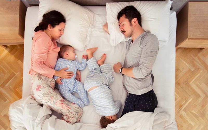 Không nên cho trẻ nằm giữa bố mẹ khi ngủ