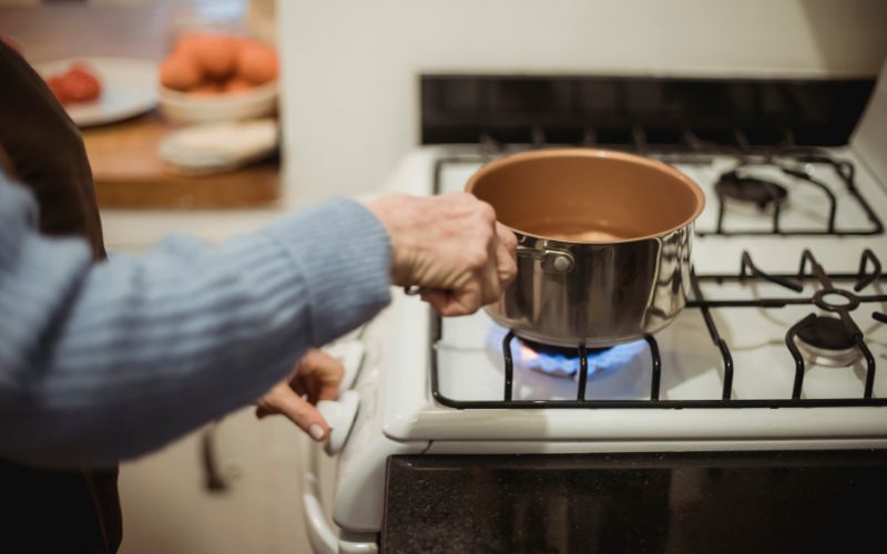 Vì sao không nên lấy nồi vừa rửa xong có nên nấu tiếp trên bếp gas?
