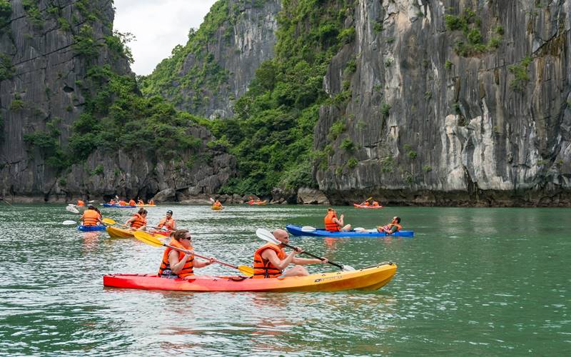 Trải nghiệm chèo thuyền Kayak thưởng ngoạn núi non Tràng An