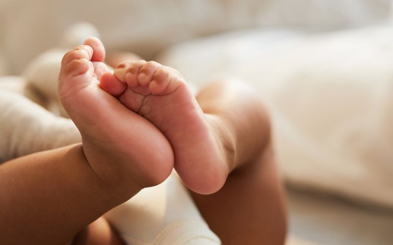 Cách nhìn ngấn cổ chân con so đoán giới tính con thứ có đúng không?