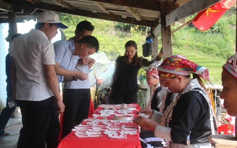 Trải nghiệm các làng nghề truyền thống, tắm lá Dao đỏ sau một ngày vi vu