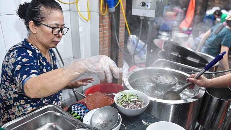 Bà Hà, hay còn được gọi là "u Hà méo", vẫn là chủ quán kiêm đầu bếp chính. 