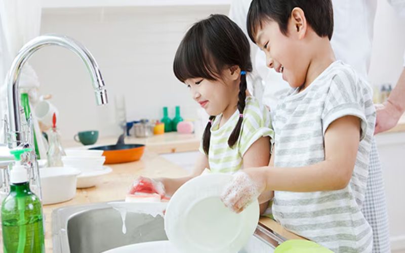 5 bước để bé giúp mẹ rửa chén đĩa