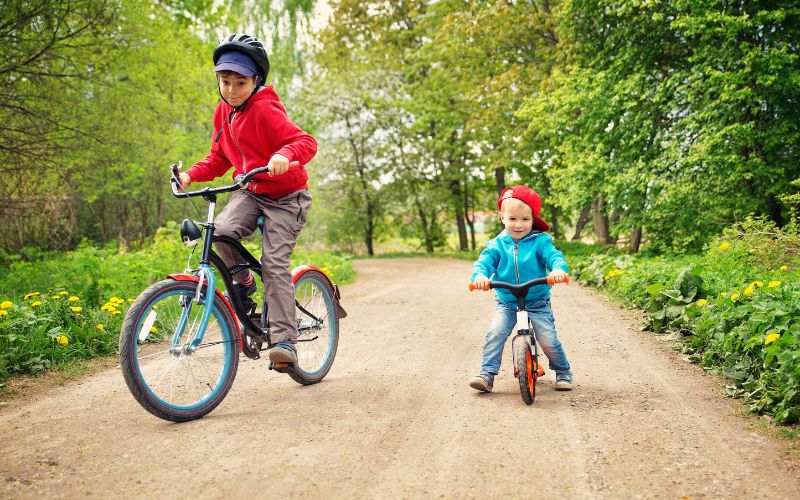 Dạy trẻ kĩ năng tham gia giao thông nếu trẻ đi xe đạp