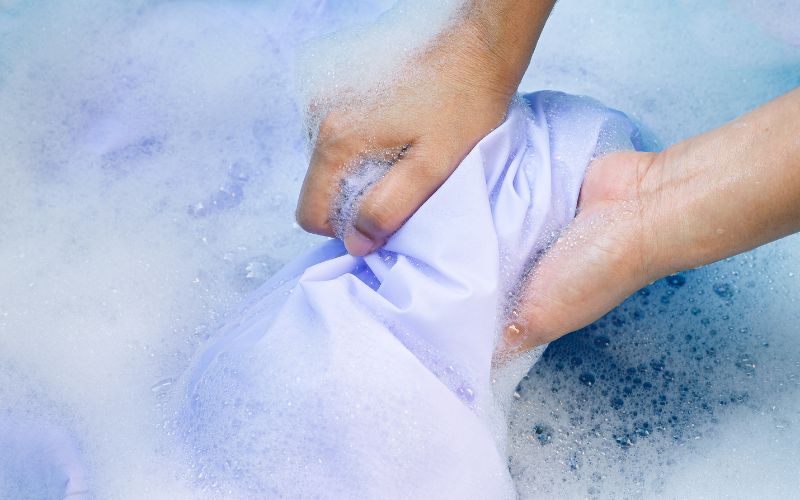 Cách giặt áo không bị xù lông: Giặt đồ bằng tay