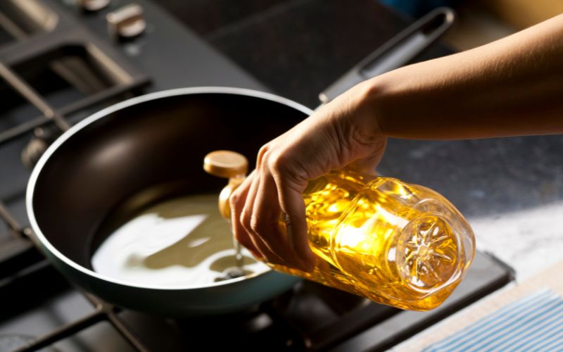 Những tác hại cho sức khỏe khi tái sử dụng dầu ăn
