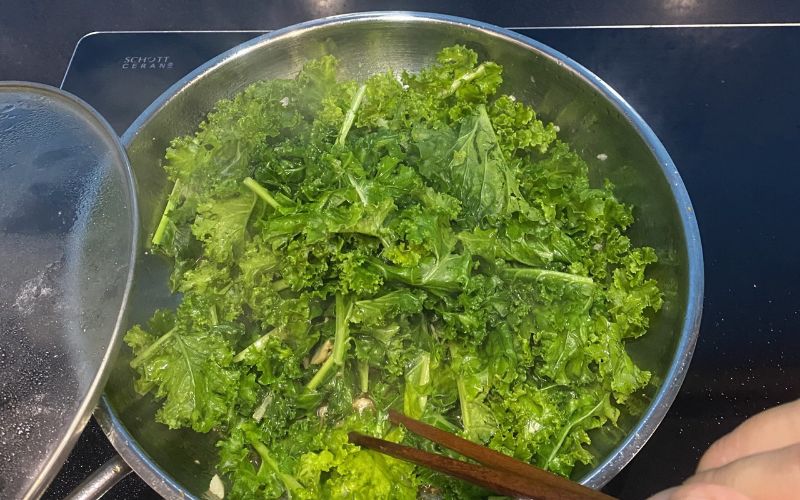 Garlic kale stir-fry