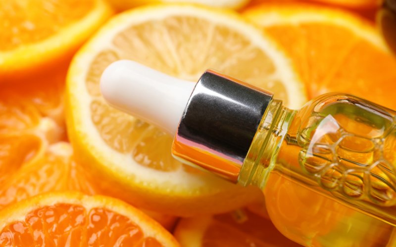 Dưỡng sáng bằng serum vitamin C mỗi ngày