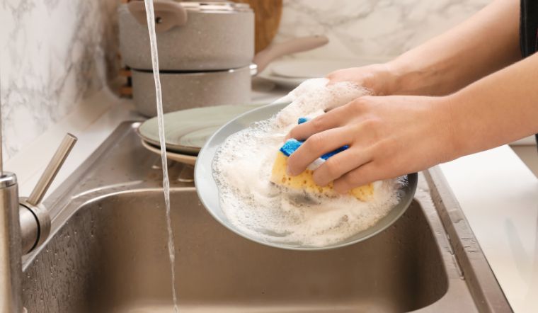 Khi rửa chén bát bằng tay, đừng làm 5 điều sau đây kẻo hại sức khỏe