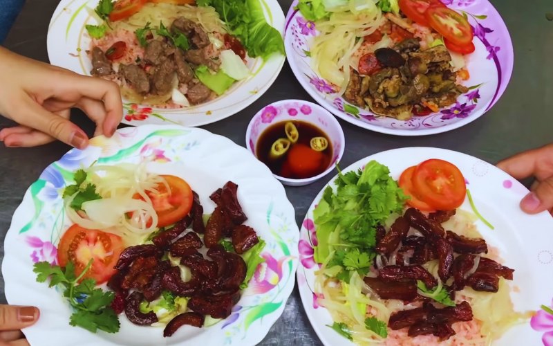 Cơm chiên lạp vịt Cống Quỳnh từ lâu đã trở thành điểm đến quen thuộc với những tín đồ ẩm thực Sài Gòn