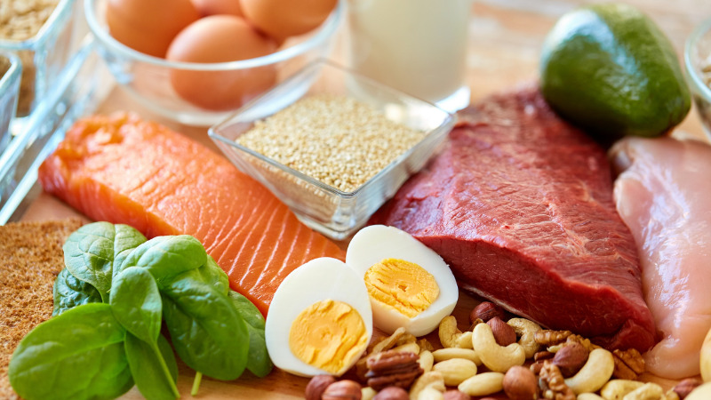 Sử dụng thực phẩm lành mạnh gồm protein nạc, ngũ cốc nguyên hạt,...