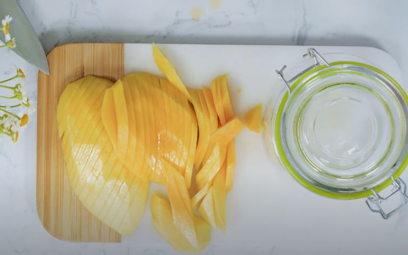 Preparing the mangoes