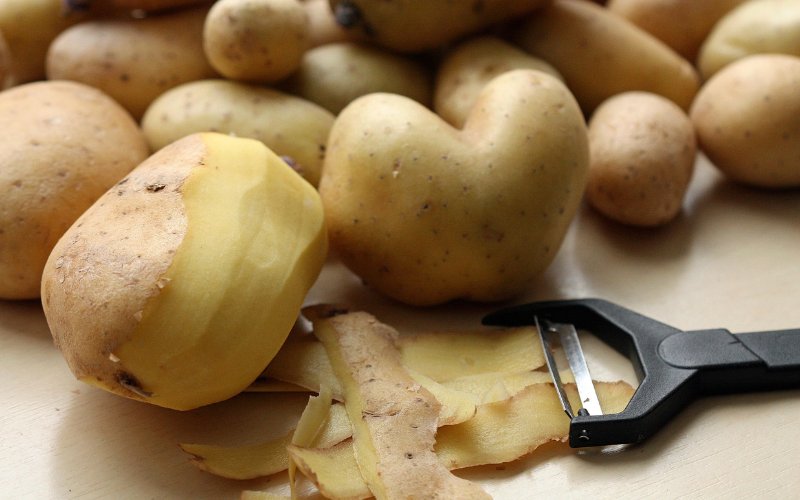 Vỏ khoai tây làm sạch vết nước cứng ở vòi nước, chậu và bồn rửa