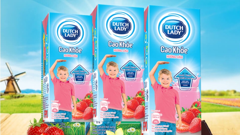 Sữa tiệt trùng hương dâu Dutch Lady