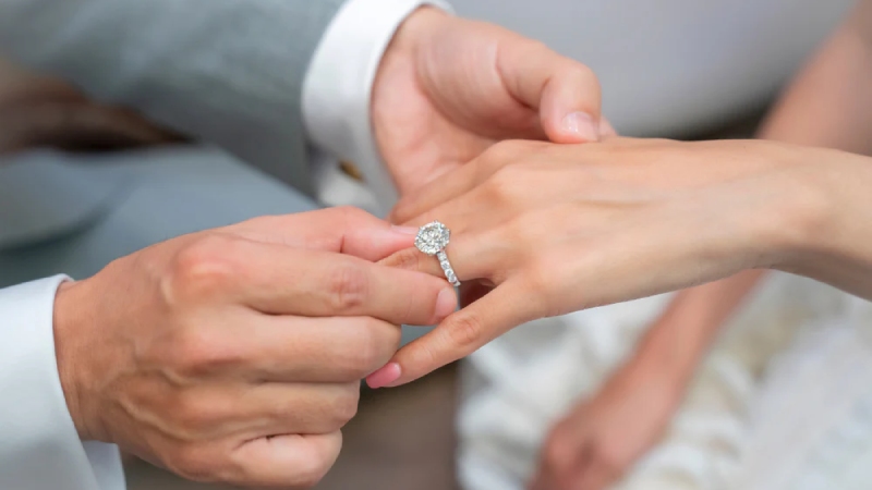 Đo size nhẫn đính hôn của nàng trước khi mua