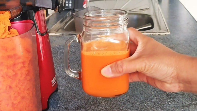 Làm nước ép cà rốt bằng máy ép trái cây, máy xay sinh tố hay máy ép chậm?