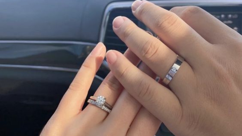 Cách đeo nhẫn cưới và nhẫn cầu hôn sau ngày cưới