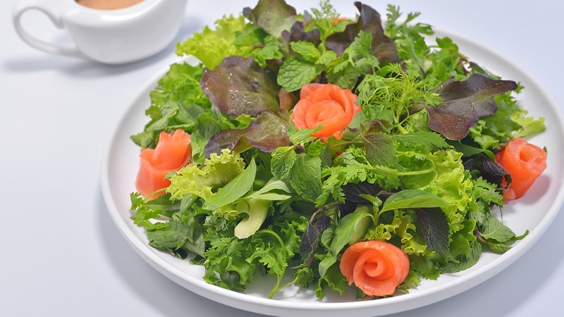 Salad rau thơm và cá hồi