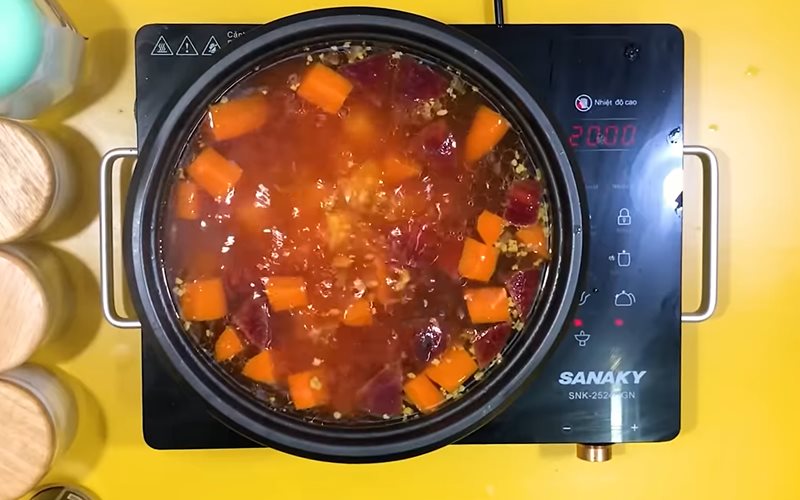 Cook the Beetroot and Minced Pork Soup
