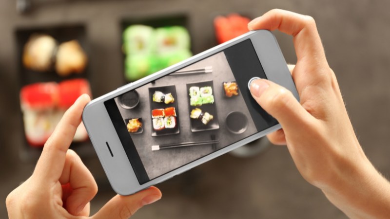 Nên giữ điện thoại của bạn ổn định bằng cả 2 tay