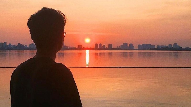 Không nên xuất hiện chính diện ở tâm của khung hình
