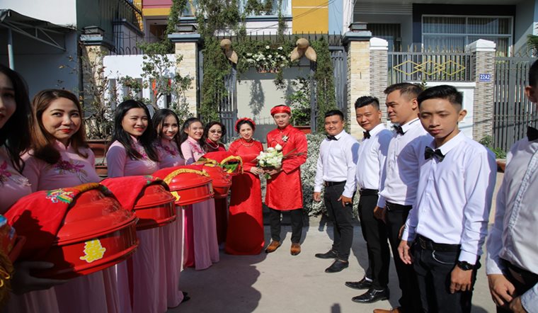 Hướng dẫn chi tiết lễ ăn hỏi 9 tráp: Mang sính lễ đến nhà gái như thế nào?