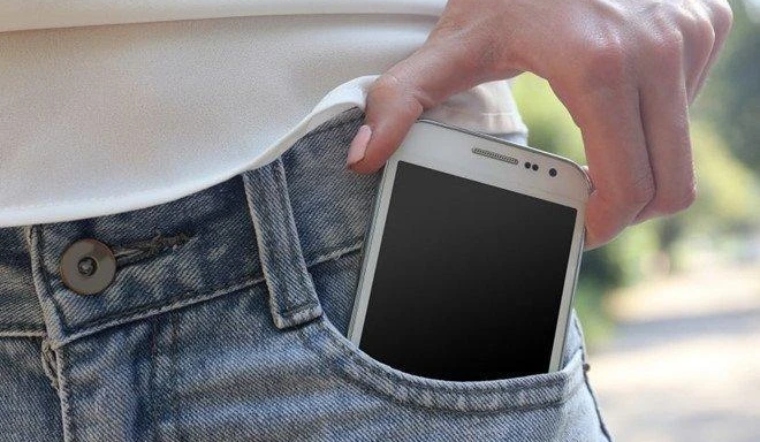 Cho điện thoại vào túi quần, màn hình nên hướng vào trong hay ra ngoài?