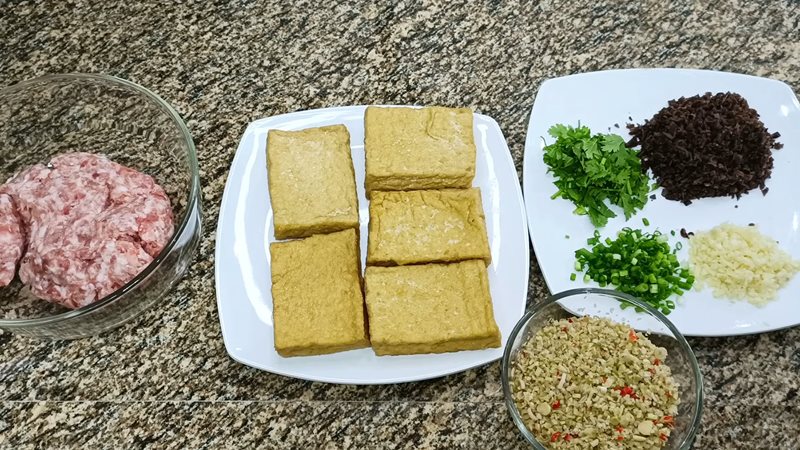 Ingredients for Tofu Stuffed with Minced Meat Stewed in Lemongrass and Chili