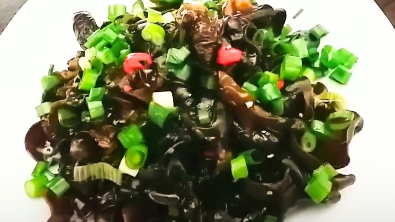 Thưởng thức salad nấm mèo