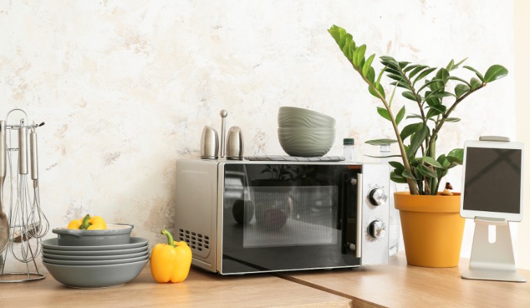 Đặt lò vi sóng ở đâu trong bếp hợp lí, tiết kiệm không gian?