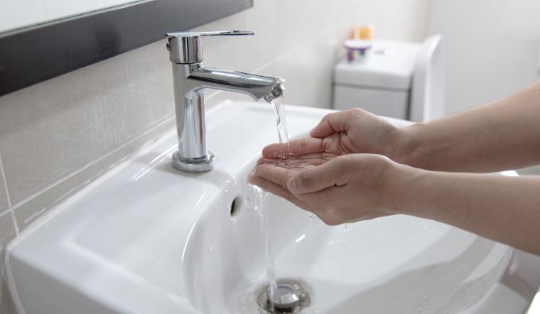 So sánh ưu và nhược điểm của rửa mặt bằng nước ấm và nước lạnh