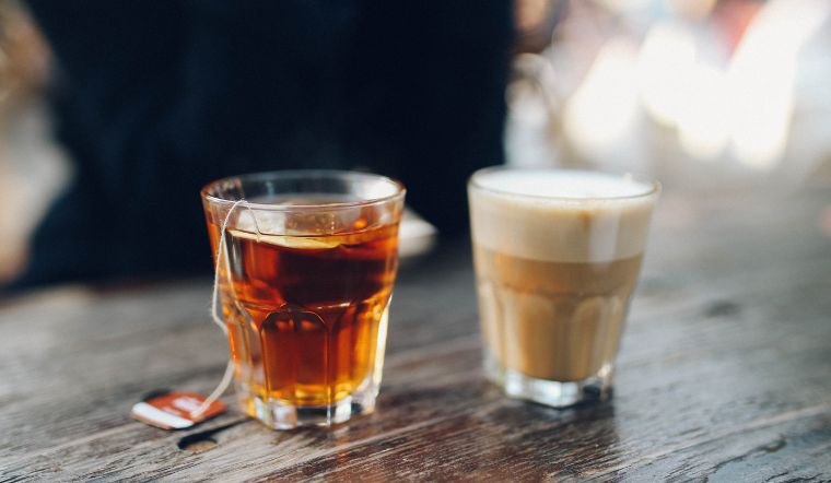 Lựa chọn nào tốt hơn cho sức khỏe và sắc đẹp: Trà hay cà phê?
