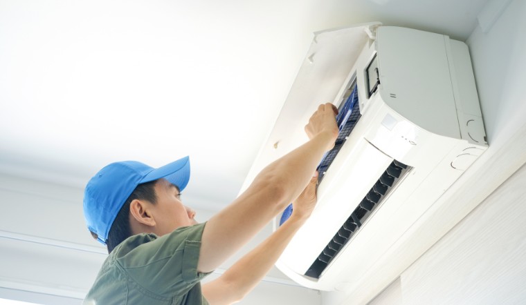 Lắp đặt điều hoà sát trần nhà có sao không?