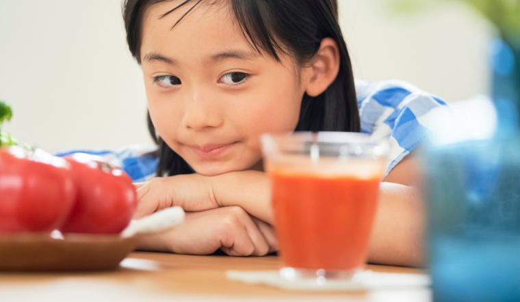 Nên cho trẻ uống bao nhiêu nước trái cây mỗi ngày?